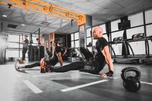 Man and women working out at Plutoniq Fitness